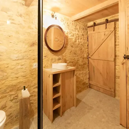 Rustic In With Jacuzzi, Cleaning Included Loubejac